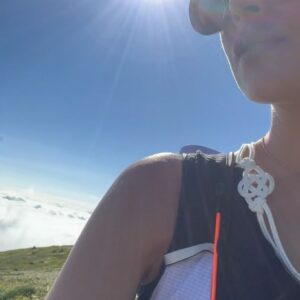 Mary Sara Instagram - 山形 出羽三山　

羽黒山(現世)・月山(過去)・湯殿山(未来)
の順に登ることで「生きながらにして生まれ変わることができる」という霊山。

前日に宿坊に泊まり、精進料理を食べ 温泉に入り
清めてから
朝、みんなで御祈祷し山入り。

私が首から下げている白い紐は、注連
霊山なので、これを首からかけて結界を張ります。

3日間のこの旅は、心から今私が切望してたもので
それぞれの山で 色んな事を頭の中で考えながら
月山では　過ちや 悲しみ 怒りを1つ1つ思い出しながら
過去に預けてきました。

涙が自然と溢れることもあったり
幸せな気持ちになったり
とても自分と向き合う登山になりました。