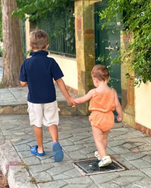 Mary Synatsaki Instagram - Αποχαιρετισμός στον Αύγουστο που αντίκριζα όλες αυτές τις αποτρόπαιες εικόνες χωρίς να λιποθυμάω 🫠 Καλό μήνα πιπολ μου 🍃