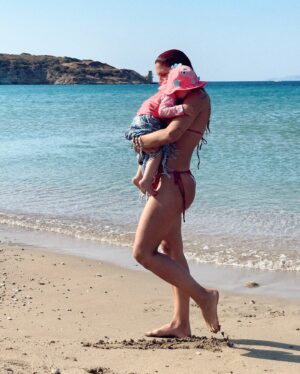 Mary Synatsaki Instagram - Αποχαιρετισμός στον Αύγουστο που αντίκριζα όλες αυτές τις αποτρόπαιες εικόνες χωρίς να λιποθυμάω 🫠 Καλό μήνα πιπολ μου 🍃