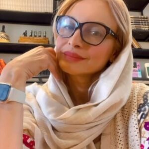 Maryam Kavyani Instagram - .
این نه تبلیغه نه بابتش گفتگو 
و درخواستی صورت گرفته
 
☑️این یه جور قدر دانی از پرسنل جوان و باروحیه این کافه هست که با عشق و انرژی به کارشون و مراجعین اهمیت میدن…
من هروقت میرم ایرانمال حتما باید بیام این کافه و همیشه هم یک سفارشو میدم …البته اسم غذاش خیلی سخته  و من  همیشه اسمش یادم میره و بشون میگم همون که توش اسفناجه 🥰
@the_iranmall 
@balcafe 
@instagram 
@maryam_kavyani 
…….
قدر دان و عاشق هم باشیم ، همه چیز با لبخند زیبا میشود…💖