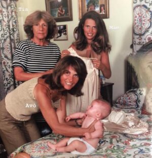 Matilde Reymão Instagram - Não encontrei a fotografia sem legendas, mas não pude não partilhar… Porque hoje são os anos da minha mãe e porque estão aqui as mulheres mais importantes da minha vida.
 (Falta a minha Conchi)