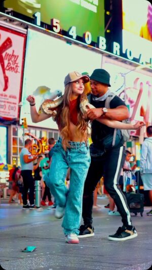 McKenzi Brooke Instagram - This was the craziest thing that’s happened while I was filming 😂😱 #dance #public #crazy #newyork #timessquare #snake #bird