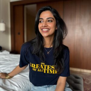 Meenakshi Chaudhary Instagram - It’s “The #GOAT” day 🥰✨🥳

Always grateful ❤️🙏🏽

#GOAT in theatres now!!
Alsooo love the T-shirt @filmydice  thank youu🙏🏽🥰