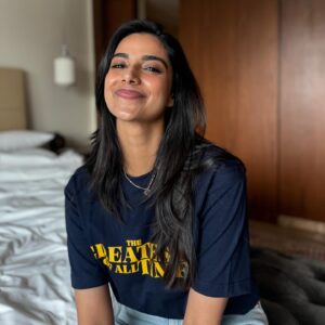 Meenakshi Chaudhary Instagram - It’s “The #GOAT” day 🥰✨🥳

Always grateful ❤️🙏🏽

#GOAT in theatres now!!
Alsooo love the T-shirt @filmydice  thank youu🙏🏽🥰