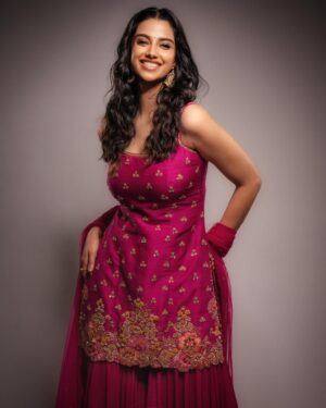 Meenakshi Chaudhary Instagram - ✨✨✨

Photos : @dawnanddusk.studios 
Designer: @anupellakuruofficial 
Stylist: @kalyanik666
Styling team: @himajav29 
Make up : @makeuphairbyrahul 
Hair : @chinnisrinu_stylist
