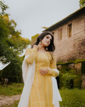 Meenakshi Dinesh Instagram - 🥭 

Captured by @sreeragtonex