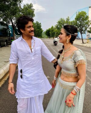 Meenakshi Dixit Instagram - Happy Birthday super charming Nagarjuna Sir ❤️🤗

Sharing some incredible memories while shooting for #bangarraju together ✨

#happybirthdaynagarjuna #nagarjunaakkineni #superstar #nagarjunafansclub #telugufilms