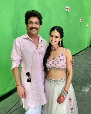Meenakshi Dixit Instagram - Happy Birthday super charming Nagarjuna Sir ❤️🤗

Sharing some incredible memories while shooting for #bangarraju together ✨

#happybirthdaynagarjuna #nagarjunaakkineni #superstar #nagarjunafansclub #telugufilms