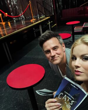 Megan Hilty Instagram - Don’t be Jelly…cle 😜
🐈🐈‍⬛🐈
#jelliclecats #jellicleball #jelliclescanandjelliclesdo