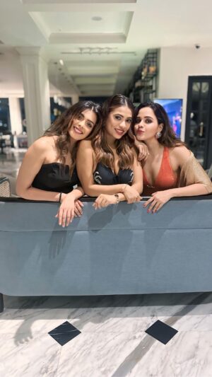 Mehtab Mirza Instagram - Stick together ✨🪽🫶🏼
.
.
.
#girlstrip #girls #friends #friendship #love