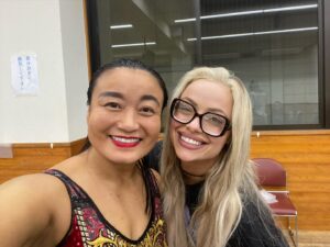 Meiko Satomura Instagram - There is a reminiscence of photo✨✨with @yaonlylivvonce 😊
2024.7.27 #WWE #WWENXT #SENJO #wwetokyo