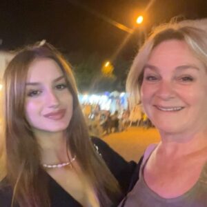 Melahat Abbasova Instagram - Çekim arası boş günümde  kızım Sudeyle Teyzemizin kızı canım Çiğdemin Ayvalıkta misafiri olduk. Her günümüz çok keyifliydi. Zeytin bile kurduk😂 canım Çğdemim her şey için teşekkür ediyorum. Seni seviyoruz. @cigdembkurt ♥️