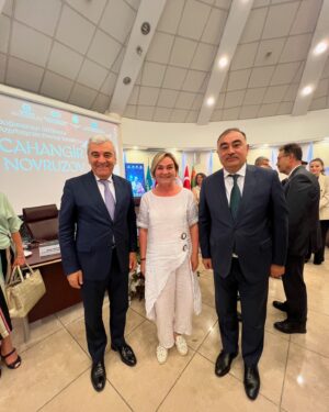 Melahat Abbasova Instagram - Azerbaycan Tiyatro Ve Sinema sanatçısı, yönetmen, pedagog , Adana Çukurova Üniversitesi öğretim görevlisi, Azerbaycan Devlet Sanatçısı canımız Profesör Cahangir Zeynalovun Ankara Azerbaycan Büyükelçiliği ve Uluslararası TURKSOY  Teşkilatının desteyi ile  70 Yıl Jübilesi geçirildi. Bütün dostlar bir aradaydık. Canım Cahangir Müellim. Size sağlık, mutluluk, yaradıcılığ işlerinizde başarılar dileyirem. ALLAH  sizin nefesinizi gözel ailenizin, biz dostlarınızın ve sevenlerinizin üstünden eksik etmesin. Sizi çox sevirik.🎂🎂🎂🎂🎉🎉♥️ @novcahan ♥️ @alihan.samedov