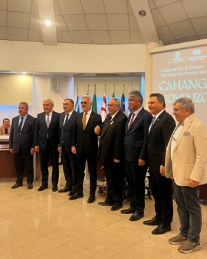 Melahat Abbasova Instagram - Azerbaycan Tiyatro Ve Sinema sanatçısı, yönetmen, pedagog , Adana Çukurova Üniversitesi öğretim görevlisi, Azerbaycan Devlet Sanatçısı canımız Profesör Cahangir Zeynalovun Ankara Azerbaycan Büyükelçiliği ve Uluslararası TURKSOY  Teşkilatının desteyi ile  70 Yıl Jübilesi geçirildi. Bütün dostlar bir aradaydık. Canım Cahangir Müellim. Size sağlık, mutluluk, yaradıcılığ işlerinizde başarılar dileyirem. ALLAH  sizin nefesinizi gözel ailenizin, biz dostlarınızın ve sevenlerinizin üstünden eksik etmesin. Sizi çox sevirik.🎂🎂🎂🎂🎉🎉♥️ @novcahan ♥️ @alihan.samedov