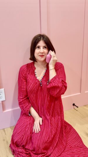 Melanie Paxson Instagram - Hello! Is this pink?! 💕💞💓🩷💘💖 absolutely loving the pink from @farrowandball !!! 
.
.
.
#melaniepaxson #melanie #farrowandball #paxsonhouse #familyhouse #home #inspo #homedecor #looks #family #disneydescendants #actress #movieseries #movie #descendants4 #chs