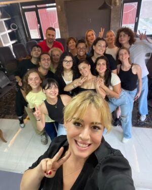 Melisa Doğu Instagram - Canım Tuğçe ve Kerem yepyeni bir yolculukta beni de yola koyup hadi dediler Melo, paylaş gençlerle birikimlerini. Gökçer Akademi’de müthiş bir söyleşi ve haftasında 2 günlük yoğun bir workshop sonrası, hayalleri, umutları oyunculuk olan çok güzel bir ekiple süper dersler yaptık🙏🏻 Teşekkür ederim arkadaşlar, bu keşmekeş içinde bana neden bu mesleği seçtiğimi tekrar hatırlattığınız için ✌🏻 Hafta içi ve hafta sonu sınıfları ve çok değerli öğretmen arkadaşlarım ile tanışmak isterseniz, çocuk drama nerede olursa en sağlıklı eğitimi almış oluruz diye düşünürseniz incelemeniz için @gokceracademi sayfasına göz atıp randevu için iletişime geçebilirsiniz 🙏🏻 Ay sonunda bir workshop daha yapacağım, kontenjanımız sınırlı, kaçırdık bunu yakalayalım derseniz de haberiniz olsun, tarih ve saatler için tekrar bilgilendirme yapacağız ✌🏻🎭🏟️ @kerem_gokcer  @tugcetamertutu #reklam