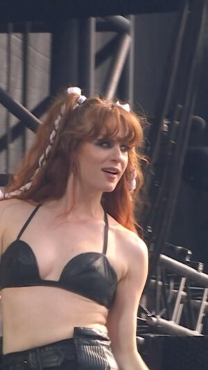 Merel Baldé Instagram - SORRY LUL live op Pukkelpop en vanaf 00:00 live in jullie slaapkamertjes! 

en verrassing! Ik heb een deel van de Pukkelpop show op youtube gezet🦈 link in story
