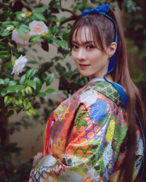 Mew Azama Instagram - 👘

photo @yoheyphoto 
hairmake @kakikana 
direction @enkana 
kimono @number5_n5 
flower @sous_bois_kyoto 
location @rokumonjiya_okabun