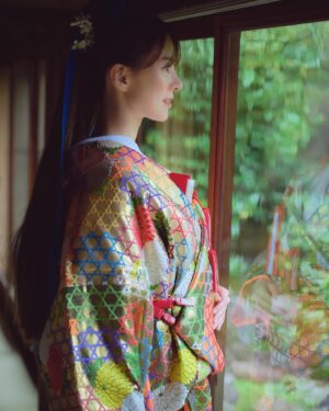 Mew Azama Instagram - 👘

photo @yoheyphoto 
hairmake @kakikana 
direction @enkana 
kimono @number5_n5 
flower @sous_bois_kyoto 
location @rokumonjiya_okabun