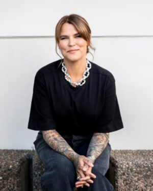 Mia Skäringer Instagram - Tack för en rejäl genomkörare av glädje å kärlek hörrni 🏹❤️ De tre första avsnitten av Tabitas tattoo finns som sagt redan uppe på @tv4 play och i morgon vankas nytt avsnitt @skaringerochnessvold 💋
📸: aftonbladet 
@polpoplay
