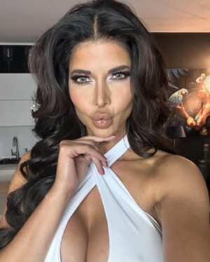 Micaela Schäfer Instagram - ❤️❤️❤️ Off to Vienna 🇦🇹 Heute geht’s ins @7brunnenstadl ❤️❤️❤️ Kisses