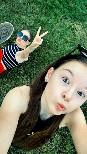 Michaela Pecháčková Instagram - Život na druhé koleji🥲😂😂💀🙏.. Aneb není nad to mít krásné sesterské vztahy❤️🥲😂😂 #sisters #loveher #helpme