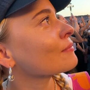 Miisa Rotola-Pukkila Instagram - Korjaavia kokemuksia paniikkihäiriöstä kärsivän elämässä 30.8. Münchenissa.❤️‍🩹

80 000 ihmisen keskellä 30 asteen helteessä.

Moni asia olisi voinut mennä pieleen.
Moni asia olisi voinut alkaa ahdistaa.
Moni asia olisi voinut triggeröidä paniikkikohtausta.

Mutta minä luotin, että tulen selviämään tästä. Luotin, että minulla on tarpeeksi voimavaroja tähän. 
Ja minä selvisin. Adelen hellässä huomassa. En voi edes sanoin kuvailla, mitä tunsin, kun keikan ensimmäinen biisi ’Hello’ alkoi soimaan ja Adele ilmestyi lavalle.