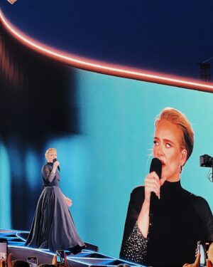 Miisa Rotola-Pukkila Instagram - Korjaavia kokemuksia paniikkihäiriöstä kärsivän elämässä 30.8. Münchenissa.❤️‍🩹

80 000 ihmisen keskellä 30 asteen helteessä.

Moni asia olisi voinut mennä pieleen.
Moni asia olisi voinut alkaa ahdistaa.
Moni asia olisi voinut triggeröidä paniikkikohtausta.

Mutta minä luotin, että tulen selviämään tästä. Luotin, että minulla on tarpeeksi voimavaroja tähän. 
Ja minä selvisin. Adelen hellässä huomassa. En voi edes sanoin kuvailla, mitä tunsin, kun keikan ensimmäinen biisi ’Hello’ alkoi soimaan ja Adele ilmestyi lavalle.