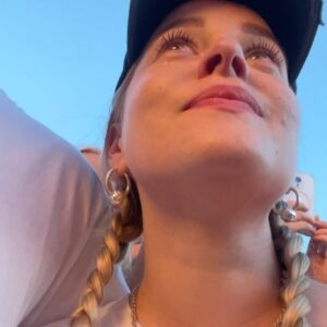 Miisa Rotola-Pukkila Instagram - Korjaavia kokemuksia paniikkihäiriöstä kärsivän elämässä 30.8. Münchenissa.❤️‍🩹

80 000 ihmisen keskellä 30 asteen helteessä.

Moni asia olisi voinut mennä pieleen.
Moni asia olisi voinut alkaa ahdistaa.
Moni asia olisi voinut triggeröidä paniikkikohtausta.

Mutta minä luotin, että tulen selviämään tästä. Luotin, että minulla on tarpeeksi voimavaroja tähän. 
Ja minä selvisin. Adelen hellässä huomassa. En voi edes sanoin kuvailla, mitä tunsin, kun keikan ensimmäinen biisi ’Hello’ alkoi soimaan ja Adele ilmestyi lavalle.