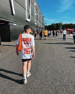 Miisa Rotola-Pukkila Instagram - Korjaavia kokemuksia paniikkihäiriöstä kärsivän elämässä 30.8. Münchenissa.❤️‍🩹

80 000 ihmisen keskellä 30 asteen helteessä.

Moni asia olisi voinut mennä pieleen.
Moni asia olisi voinut alkaa ahdistaa.
Moni asia olisi voinut triggeröidä paniikkikohtausta.

Mutta minä luotin, että tulen selviämään tästä. Luotin, että minulla on tarpeeksi voimavaroja tähän. 
Ja minä selvisin. Adelen hellässä huomassa. En voi edes sanoin kuvailla, mitä tunsin, kun keikan ensimmäinen biisi ’Hello’ alkoi soimaan ja Adele ilmestyi lavalle.