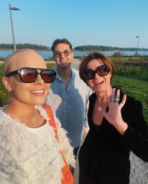 Miisa Rotola-Pukkila Instagram - Tällä jengillä oltiin eilen kannustamassa uusia tähtipareja TTK:n ekassa livelähetyksessä!❤️‍🔥 Olipahan show, ihan älytön kausi tulossa!

Illan asuna mulla oli luottohapsumekko @vimmacompany ja valkoiset bootsit!🤍 Vuosien varrella oon todennut, että TTK:ssa kaiken kimalluksen ja tähtipölyn keskellä mikään asu ei ole liikaa! Tää oli nappivalinta! Ja kiitos kuvista @samisykko 😘

Ihanaa viikkoa tyypit!