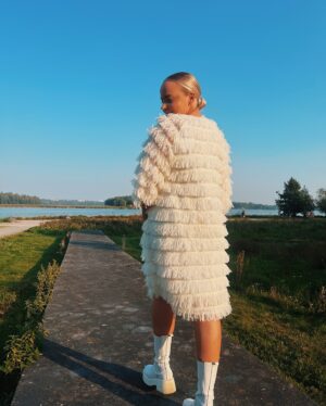 Miisa Rotola-Pukkila Instagram - Tällä jengillä oltiin eilen kannustamassa uusia tähtipareja TTK:n ekassa livelähetyksessä!❤️‍🔥 Olipahan show, ihan älytön kausi tulossa!

Illan asuna mulla oli luottohapsumekko @vimmacompany ja valkoiset bootsit!🤍 Vuosien varrella oon todennut, että TTK:ssa kaiken kimalluksen ja tähtipölyn keskellä mikään asu ei ole liikaa! Tää oli nappivalinta! Ja kiitos kuvista @samisykko 😘

Ihanaa viikkoa tyypit!
