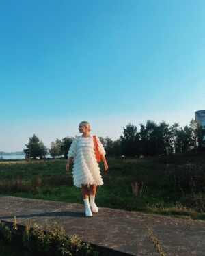 Miisa Rotola-Pukkila Instagram - Tällä jengillä oltiin eilen kannustamassa uusia tähtipareja TTK:n ekassa livelähetyksessä!❤️‍🔥 Olipahan show, ihan älytön kausi tulossa!

Illan asuna mulla oli luottohapsumekko @vimmacompany ja valkoiset bootsit!🤍 Vuosien varrella oon todennut, että TTK:ssa kaiken kimalluksen ja tähtipölyn keskellä mikään asu ei ole liikaa! Tää oli nappivalinta! Ja kiitos kuvista @samisykko 😘

Ihanaa viikkoa tyypit!