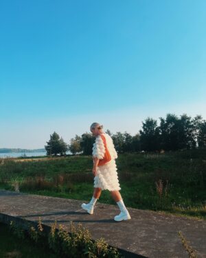 Miisa Rotola-Pukkila Instagram - Tällä jengillä oltiin eilen kannustamassa uusia tähtipareja TTK:n ekassa livelähetyksessä!❤️‍🔥 Olipahan show, ihan älytön kausi tulossa!

Illan asuna mulla oli luottohapsumekko @vimmacompany ja valkoiset bootsit!🤍 Vuosien varrella oon todennut, että TTK:ssa kaiken kimalluksen ja tähtipölyn keskellä mikään asu ei ole liikaa! Tää oli nappivalinta! Ja kiitos kuvista @samisykko 😘

Ihanaa viikkoa tyypit!