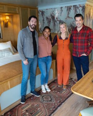 Mika Kleinschmidt Instagram - Both teams did a phenomenal job transforming the kitchenette rooms👏🏽
I know judging can not be an easy job because both hotels have such a different vibe. 
Grateful that “Amazing Grace” and I were able to pull out a win this week but we’re still not finished yet…

Tune in next Tuesday as we tackle the outdoor space! 100 Day Hotel Challenge HGTV 8/7c