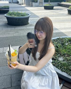 Miki Nonaka Instagram - 小田さんのドリンクを持って待っている間に、自分のものかのように撮影しているところをあかねちんに撮影されていました🫢📸
かわいかったから、つい……！大変失礼しました！
.
野中美希バースデーイベントの受付は明日まで！小田さん、そしてOCHA NORMAの斉藤円香ちゃんがゲストとして出演してくれます🤍詳しくはブログをご覧下さい。
.
#morningmusume24#モーニング娘24
#野中美希#ちぇる