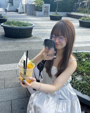 Miki Nonaka Instagram - 小田さんのドリンクを持って待っている間に、自分のものかのように撮影しているところをあかねちんに撮影されていました🫢📸
かわいかったから、つい……！大変失礼しました！
.
野中美希バースデーイベントの受付は明日まで！小田さん、そしてOCHA NORMAの斉藤円香ちゃんがゲストとして出演してくれます🤍詳しくはブログをご覧下さい。
.
#morningmusume24#モーニング娘24
#野中美希#ちぇる
