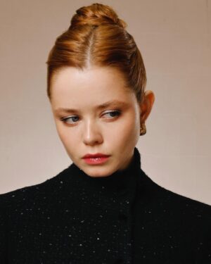 Mila Ershova Instagram - спасибо организаторам фестиваля сериалов онлайн платформ «Новый сезон» за эти насыщенные и счастливые дни!

к сожалению, не удалось посмотреть всю программу, но некоторые сериалы, которые я таки посмотрела и они успели в себя влюбить, я абсолютно точно буду ждать и советовать всем друзьям.

очень и очень круто, что наша индустрия развивается. 

когда я смотрю сериал или фильм, который, на мой взгляд, не удался, я всегда расстраиваюсь. качественный контент — это не просто развлечение, это огромная точка роста для всей индустрии. когда пять мощных сериалов задают высокую планку, шестому уже не захочется халтурить. Сстыдно просто отмывать деньги и думать: «и так зритель съест». 

это касается каждого цеха: актеры начинают с осторожностью относиться к своим коллегам, рядом с которыми они могут выглядеть блекло. у всех появляется желание стремиться к большему, расти и развиваться. режиссеры, продюсеры, операторы, постановщики — каждый хочет внести что-то лучшее в индустрию.

поэтому гораздо приятнее сидеть перед экраном и думать: «Ах, какие талантливые, вот черти! как круто делают! хочу так же!» и расти, расти, расти.

спасибо фестивалю «Новый сезон» за высокую планку контента и большую концентрацию талантливых людей!
♥️

Одежда: @amantesworld 
Макияж: @rbg.ru @safikovalenko @inna.make.up
Укладка: @alteregoitaly.ru @valeriia_liubushkina @parikmaher.katya
Фото: @daryaorlova @temerina @maxim.kashin 
Фестиваль @newseasonfest
