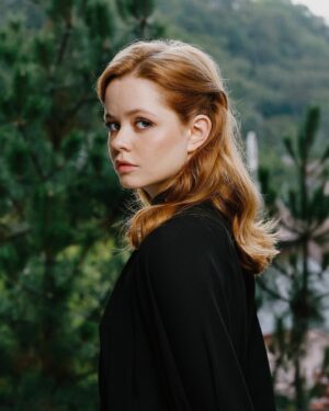Mila Ershova Instagram - спасибо организаторам фестиваля сериалов онлайн платформ «Новый сезон» за эти насыщенные и счастливые дни!

к сожалению, не удалось посмотреть всю программу, но некоторые сериалы, которые я таки посмотрела и они успели в себя влюбить, я абсолютно точно буду ждать и советовать всем друзьям.

очень и очень круто, что наша индустрия развивается. 

когда я смотрю сериал или фильм, который, на мой взгляд, не удался, я всегда расстраиваюсь. качественный контент — это не просто развлечение, это огромная точка роста для всей индустрии. когда пять мощных сериалов задают высокую планку, шестому уже не захочется халтурить. Сстыдно просто отмывать деньги и думать: «и так зритель съест». 

это касается каждого цеха: актеры начинают с осторожностью относиться к своим коллегам, рядом с которыми они могут выглядеть блекло. у всех появляется желание стремиться к большему, расти и развиваться. режиссеры, продюсеры, операторы, постановщики — каждый хочет внести что-то лучшее в индустрию.

поэтому гораздо приятнее сидеть перед экраном и думать: «Ах, какие талантливые, вот черти! как круто делают! хочу так же!» и расти, расти, расти.

спасибо фестивалю «Новый сезон» за высокую планку контента и большую концентрацию талантливых людей!
♥️

Одежда: @amantesworld 
Макияж: @rbg.ru @safikovalenko @inna.make.up
Укладка: @alteregoitaly.ru @valeriia_liubushkina @parikmaher.katya
Фото: @daryaorlova @temerina @maxim.kashin 
Фестиваль @newseasonfest