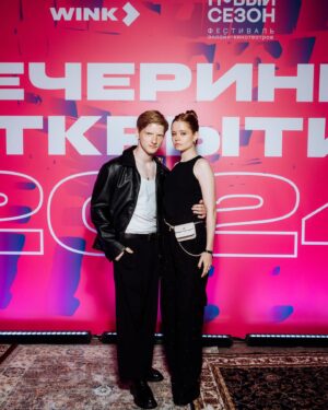 Mila Ershova Instagram - спасибо организаторам фестиваля сериалов онлайн платформ «Новый сезон» за эти насыщенные и счастливые дни!

к сожалению, не удалось посмотреть всю программу, но некоторые сериалы, которые я таки посмотрела и они успели в себя влюбить, я абсолютно точно буду ждать и советовать всем друзьям.

очень и очень круто, что наша индустрия развивается. 

когда я смотрю сериал или фильм, который, на мой взгляд, не удался, я всегда расстраиваюсь. качественный контент — это не просто развлечение, это огромная точка роста для всей индустрии. когда пять мощных сериалов задают высокую планку, шестому уже не захочется халтурить. Сстыдно просто отмывать деньги и думать: «и так зритель съест». 

это касается каждого цеха: актеры начинают с осторожностью относиться к своим коллегам, рядом с которыми они могут выглядеть блекло. у всех появляется желание стремиться к большему, расти и развиваться. режиссеры, продюсеры, операторы, постановщики — каждый хочет внести что-то лучшее в индустрию.

поэтому гораздо приятнее сидеть перед экраном и думать: «Ах, какие талантливые, вот черти! как круто делают! хочу так же!» и расти, расти, расти.

спасибо фестивалю «Новый сезон» за высокую планку контента и большую концентрацию талантливых людей!
♥️

Одежда: @amantesworld 
Макияж: @rbg.ru @safikovalenko @inna.make.up
Укладка: @alteregoitaly.ru @valeriia_liubushkina @parikmaher.katya
Фото: @daryaorlova @temerina @maxim.kashin 
Фестиваль @newseasonfest