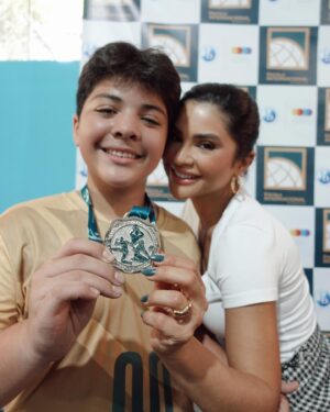 Mileide Mihaile Instagram - Hoje o dia foi lindo e cheio de muita bagunça por aqui! Um ótimo sábado para se despedir de agosto, né? Hoje fui prestigiar o torneio do meu filho e acho que me divirto mais do que ele é os amigos. Minha cara de mãe orgulhosa não nega! Meu filho, meu líder favorito, meu campeão. 🥇💫

Boa noite minhas 🐝