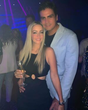 Milena Torres Instagram - Feliz Aniversario de boda #13 mi Amor 💘 @jeanclaudio06 💒 Se dice tan rápido, pero hemos compartido tantos momentos y aventuras juntos todos estos años, que las palabras no me alcanzan para decir todo lo que siento cada vez que te celebro en mi vida 🩷🥹 
Gracias por ser tan especial, por quererme, por dar todo lo que eres y mas por nuestra familia y ser ese hombre tan maravilloso con el que soñaba antes de conocerte y mantenerte así tan lindo todos estos años ☺️😻😜 😍 
Solo le pido a Dios que nos permita seguir estando juntos toda la vida y que siga siendo la guía en nuestro Amor y en nuestra Familia cada dia. 
Hoy, quise Elegir estas 20 fotos para recordar un pedacito de nuestra historia juntos y celebrar estos 13 años de Matrimonio, 👰‍♀️💘🤵🏻‍♂️ recordar ese 10 de Septiembre del año 2011 cuando juramos amor eterno ante Dios 🥹 pero realmente tenemos 20 años juntos 🙌🏻😘🙌🏻 Lo hemos logrado con mucho Amor, Respeto y Dedicación 🥹 Seguiremos siendo Novios eternamente ♾️ Amen, Amen, Amen!!! 🙏 

#happyaniversary #felizaniversario #celebration #love