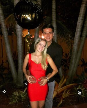 Milena Torres Instagram - Feliz Aniversario de boda #13 mi Amor 💘 @jeanclaudio06 💒 Se dice tan rápido, pero hemos compartido tantos momentos y aventuras juntos todos estos años, que las palabras no me alcanzan para decir todo lo que siento cada vez que te celebro en mi vida 🩷🥹 
Gracias por ser tan especial, por quererme, por dar todo lo que eres y mas por nuestra familia y ser ese hombre tan maravilloso con el que soñaba antes de conocerte y mantenerte así tan lindo todos estos años ☺️😻😜 😍 
Solo le pido a Dios que nos permita seguir estando juntos toda la vida y que siga siendo la guía en nuestro Amor y en nuestra Familia cada dia. 
Hoy, quise Elegir estas 20 fotos para recordar un pedacito de nuestra historia juntos y celebrar estos 13 años de Matrimonio, 👰‍♀️💘🤵🏻‍♂️ recordar ese 10 de Septiembre del año 2011 cuando juramos amor eterno ante Dios 🥹 pero realmente tenemos 20 años juntos 🙌🏻😘🙌🏻 Lo hemos logrado con mucho Amor, Respeto y Dedicación 🥹 Seguiremos siendo Novios eternamente ♾️ Amen, Amen, Amen!!! 🙏 

#happyaniversary #felizaniversario #celebration #love