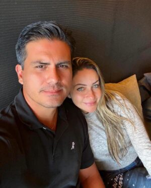 Milena Torres Instagram - Feliz Aniversario de boda #13 mi Amor 💘 @jeanclaudio06 💒 Se dice tan rápido, pero hemos compartido tantos momentos y aventuras juntos todos estos años, que las palabras no me alcanzan para decir todo lo que siento cada vez que te celebro en mi vida 🩷🥹 
Gracias por ser tan especial, por quererme, por dar todo lo que eres y mas por nuestra familia y ser ese hombre tan maravilloso con el que soñaba antes de conocerte y mantenerte así tan lindo todos estos años ☺️😻😜 😍 
Solo le pido a Dios que nos permita seguir estando juntos toda la vida y que siga siendo la guía en nuestro Amor y en nuestra Familia cada dia. 
Hoy, quise Elegir estas 20 fotos para recordar un pedacito de nuestra historia juntos y celebrar estos 13 años de Matrimonio, 👰‍♀️💘🤵🏻‍♂️ recordar ese 10 de Septiembre del año 2011 cuando juramos amor eterno ante Dios 🥹 pero realmente tenemos 20 años juntos 🙌🏻😘🙌🏻 Lo hemos logrado con mucho Amor, Respeto y Dedicación 🥹 Seguiremos siendo Novios eternamente ♾️ Amen, Amen, Amen!!! 🙏 

#happyaniversary #felizaniversario #celebration #love