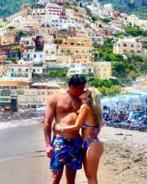Milena Torres Instagram - Feliz Aniversario de boda #13 mi Amor 💘 @jeanclaudio06 💒 Se dice tan rápido, pero hemos compartido tantos momentos y aventuras juntos todos estos años, que las palabras no me alcanzan para decir todo lo que siento cada vez que te celebro en mi vida 🩷🥹 
Gracias por ser tan especial, por quererme, por dar todo lo que eres y mas por nuestra familia y ser ese hombre tan maravilloso con el que soñaba antes de conocerte y mantenerte así tan lindo todos estos años ☺️😻😜 😍 
Solo le pido a Dios que nos permita seguir estando juntos toda la vida y que siga siendo la guía en nuestro Amor y en nuestra Familia cada dia. 
Hoy, quise Elegir estas 20 fotos para recordar un pedacito de nuestra historia juntos y celebrar estos 13 años de Matrimonio, 👰‍♀️💘🤵🏻‍♂️ recordar ese 10 de Septiembre del año 2011 cuando juramos amor eterno ante Dios 🥹 pero realmente tenemos 20 años juntos 🙌🏻😘🙌🏻 Lo hemos logrado con mucho Amor, Respeto y Dedicación 🥹 Seguiremos siendo Novios eternamente ♾️ Amen, Amen, Amen!!! 🙏 

#happyaniversary #felizaniversario #celebration #love