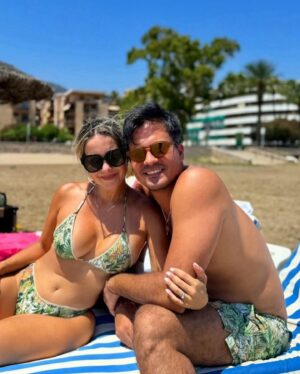 Milena Torres Instagram - Feliz Aniversario de boda #13 mi Amor 💘 @jeanclaudio06 💒 Se dice tan rápido, pero hemos compartido tantos momentos y aventuras juntos todos estos años, que las palabras no me alcanzan para decir todo lo que siento cada vez que te celebro en mi vida 🩷🥹 
Gracias por ser tan especial, por quererme, por dar todo lo que eres y mas por nuestra familia y ser ese hombre tan maravilloso con el que soñaba antes de conocerte y mantenerte así tan lindo todos estos años ☺️😻😜 😍 
Solo le pido a Dios que nos permita seguir estando juntos toda la vida y que siga siendo la guía en nuestro Amor y en nuestra Familia cada dia. 
Hoy, quise Elegir estas 20 fotos para recordar un pedacito de nuestra historia juntos y celebrar estos 13 años de Matrimonio, 👰‍♀️💘🤵🏻‍♂️ recordar ese 10 de Septiembre del año 2011 cuando juramos amor eterno ante Dios 🥹 pero realmente tenemos 20 años juntos 🙌🏻😘🙌🏻 Lo hemos logrado con mucho Amor, Respeto y Dedicación 🥹 Seguiremos siendo Novios eternamente ♾️ Amen, Amen, Amen!!! 🙏 

#happyaniversary #felizaniversario #celebration #love