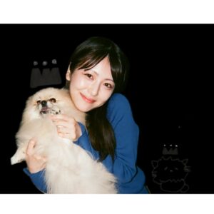 Minami Hamabe Instagram - 8月29日🐜
愛娘2人と共にまた無事に迎えられたこと、とても幸せです🐜
ぽぷは4歳 こぺは3歳を迎えております🐜
お祝いしてくださった皆さま!ありがとうございました🐜

年齢だけではなく自分の心の豊かさも積み重ねてゆきたいです🐜
そして更にわんちゃんずとモフり、モフられ、ワン、ワられ、愛するものたちを自分の手で抱きしめて🐜私らしく🐜
お仕事も勿論、誠心誠意、務めてゆく所存です🐜
年齢を1つ重ねることで劇的に変化できることはないかもしれませんが、何事も丁寧に向き合ってまいりますので、皆さまどうぞ…こんな私ですが…引き続きよろしくお願いいたします🐜

投稿に載せる写真は今年も迷ったのですが…
今年は珍しいテイストの写真たちです🐜
友人が撮ってくれる写真は顔が賑やかです🐜

🐜🐜🐜
投稿の中の友人は業界の違う方です🐜
そのため現像した写真から技術を借りてまず友人を消し、その上から更に白く塗りつぶし投稿しています🐜友人も了承済みです🐜
投稿に文章以外の何かを示唆する意図はございませんので、誤解なきようお願いいたします🐜