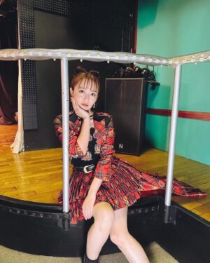 Minami Takahashi Instagram - あーでもないこーでもないとマネージャーと試行錯誤
「小嶋さんここら辺で撮ってましたよ！」と教えてくれるAKBスタッフ

なんか違うなーーと言っていたら
「んー画角が違うんじゃない？」とにゃんさんの写真を見ながら教えてくれるMama&son社長😂
良い事務所！！

（気になる方はにゃんにゃんのインスタを見てみましょう！

#AKB48劇場ありがとう
#AKB48劇場カウントダウン
#AKB48
#AKB48劇場
#愛しのにゃんにゃん公演