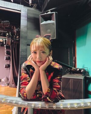 Minami Takahashi Instagram - あーでもないこーでもないとマネージャーと試行錯誤
「小嶋さんここら辺で撮ってましたよ！」と教えてくれるAKBスタッフ

なんか違うなーーと言っていたら
「んー画角が違うんじゃない？」とにゃんさんの写真を見ながら教えてくれるMama&son社長😂
良い事務所！！

（気になる方はにゃんにゃんのインスタを見てみましょう！

#AKB48劇場ありがとう
#AKB48劇場カウントダウン
#AKB48
#AKB48劇場
#愛しのにゃんにゃん公演