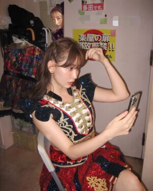 Minami Takahashi Instagram - あーでもないこーでもないとマネージャーと試行錯誤
「小嶋さんここら辺で撮ってましたよ！」と教えてくれるAKBスタッフ

なんか違うなーーと言っていたら
「んー画角が違うんじゃない？」とにゃんさんの写真を見ながら教えてくれるMama&son社長😂
良い事務所！！

（気になる方はにゃんにゃんのインスタを見てみましょう！

#AKB48劇場ありがとう
#AKB48劇場カウントダウン
#AKB48
#AKB48劇場
#愛しのにゃんにゃん公演